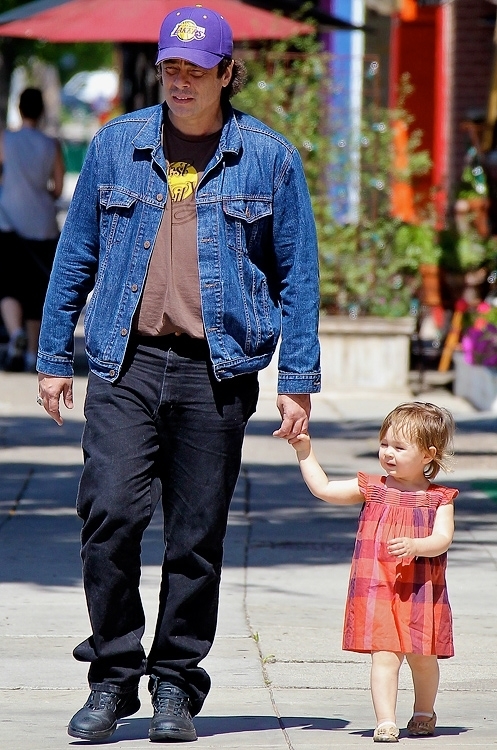 Benicio Del Toro with daughter