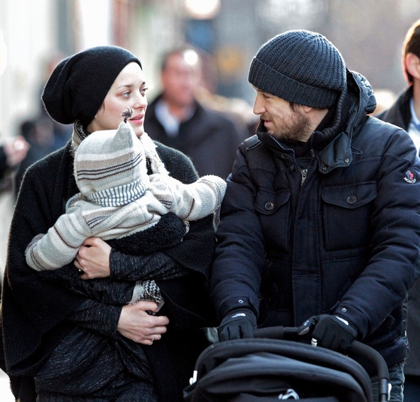 Guillaume Canet and Marion Cotillard with his son