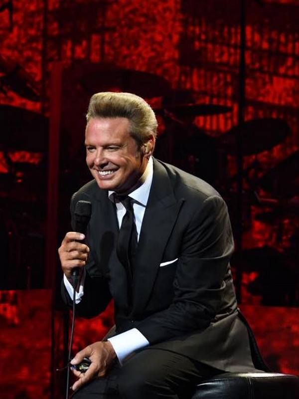 Luis Miguel on stage