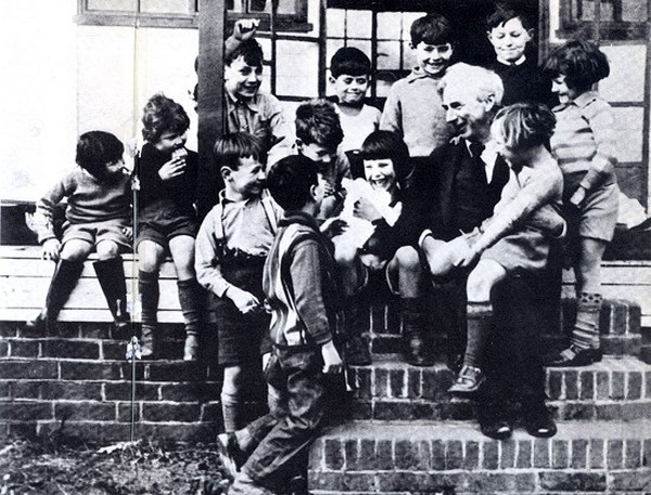 Bertrand Russell with students