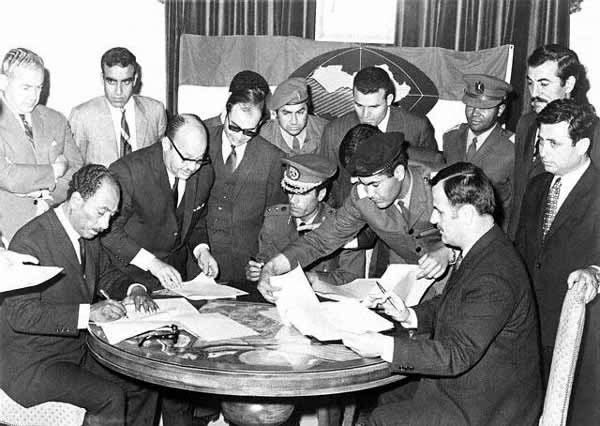 Muammar Gaddafi (center)