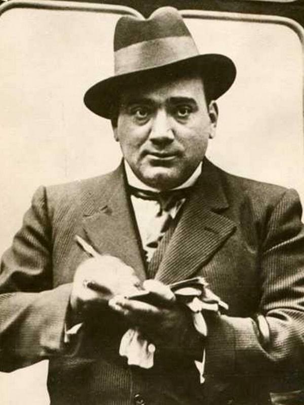 Enrico Caruso signs autographs